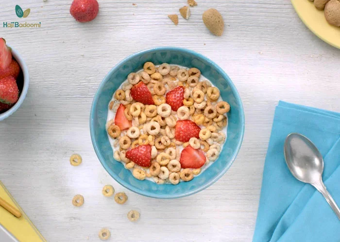 غلات صبحانه با شیر 