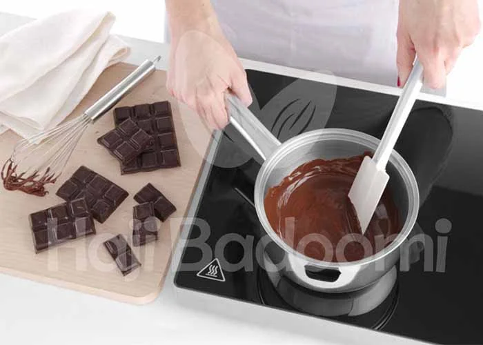 آب کردن شکلات تخته ای به روش بن ماری (Bain-Marie)