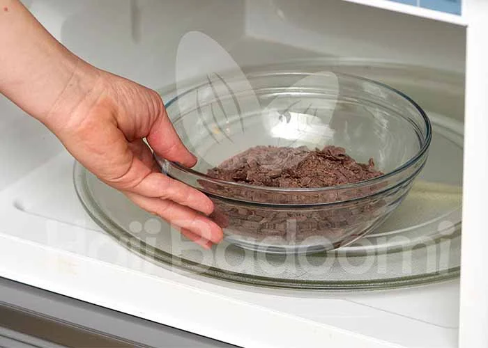 آب کردن شکلات در مایکروویو