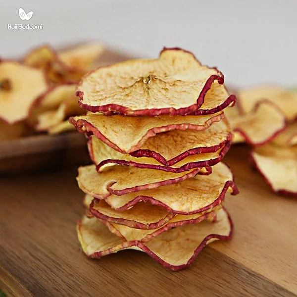 گذاشتن سیب در دستگاه میوه خشککن