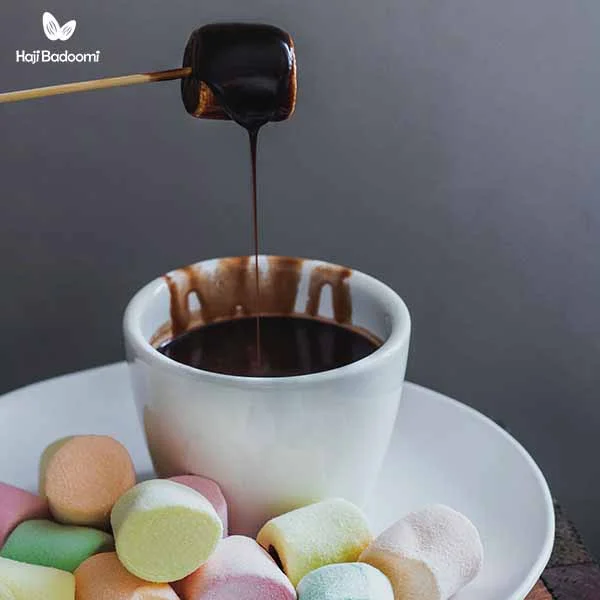 روشهای مصرف مارشمالو: 4. اضافه کردن مارشمالو روی هات چاکلت